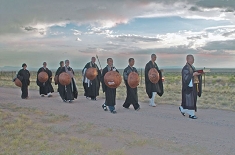 日本の僧侶たちの祈りの行脚